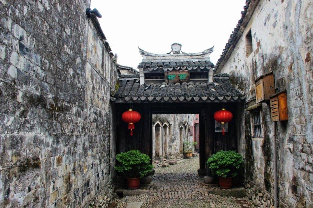 场下的阿隆索：拒绝纹身的老派人士，克劳奇曾因他的妻子被嘲弄